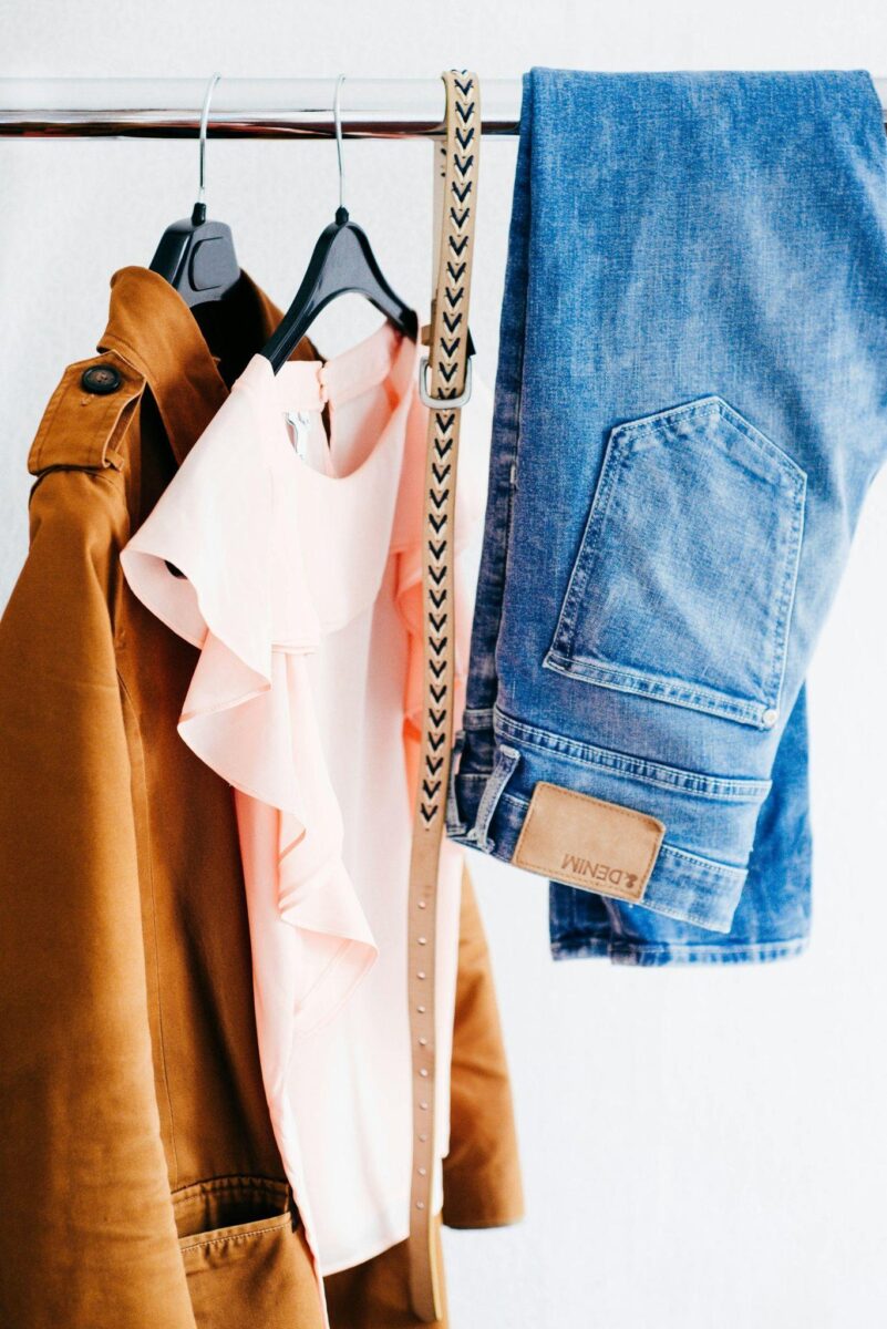 sélection de vêtements pour garde-robe capsule